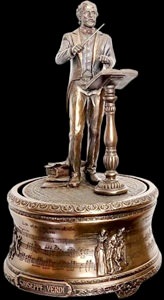 figur af Giuseppe Verdi i dirigentposition på piedestal